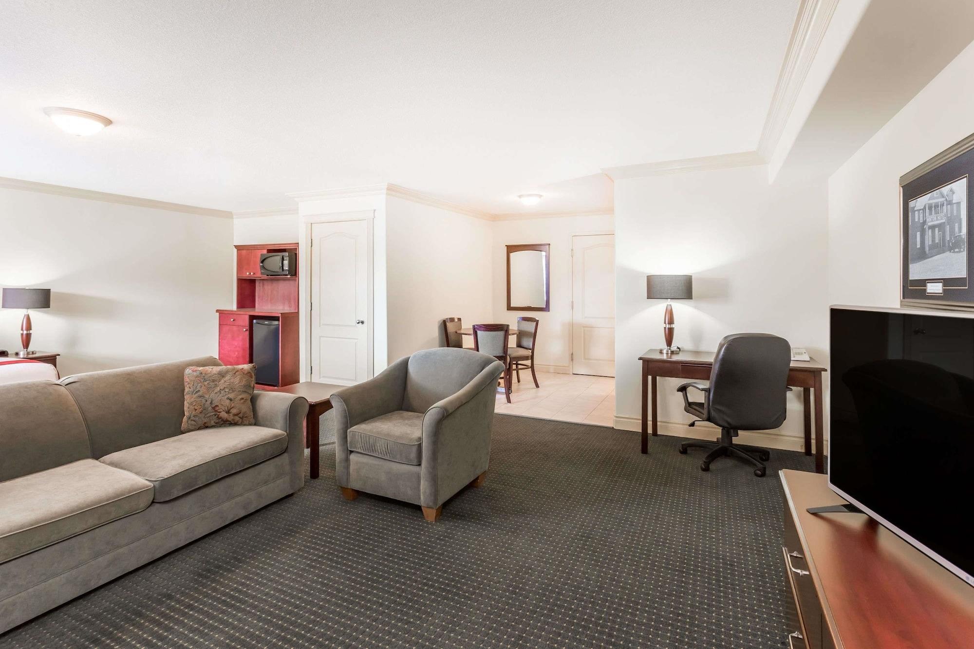 Ramada By Wyndham Hinton Hotel Exterior foto