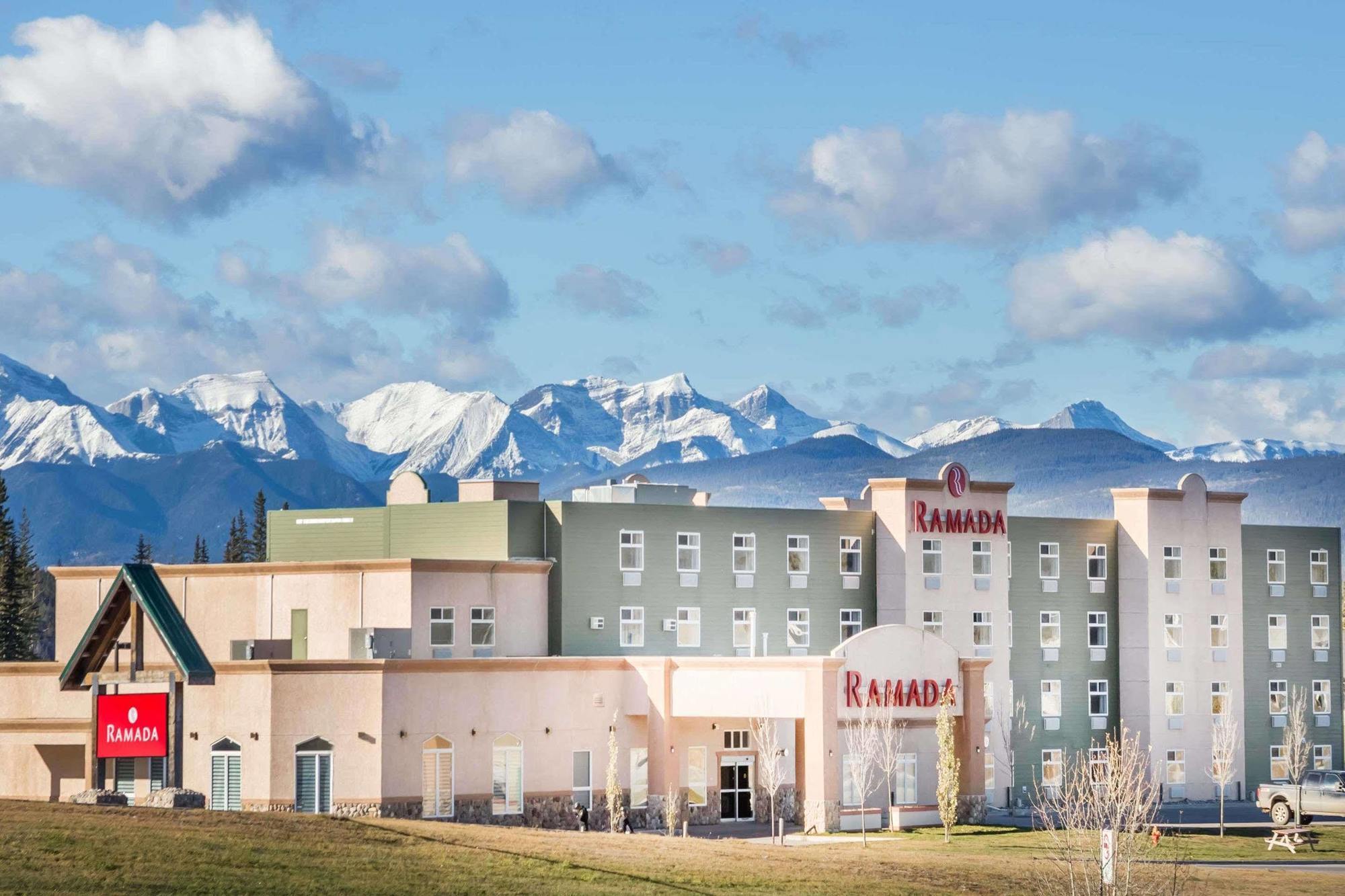 Ramada By Wyndham Hinton Hotel Exterior foto