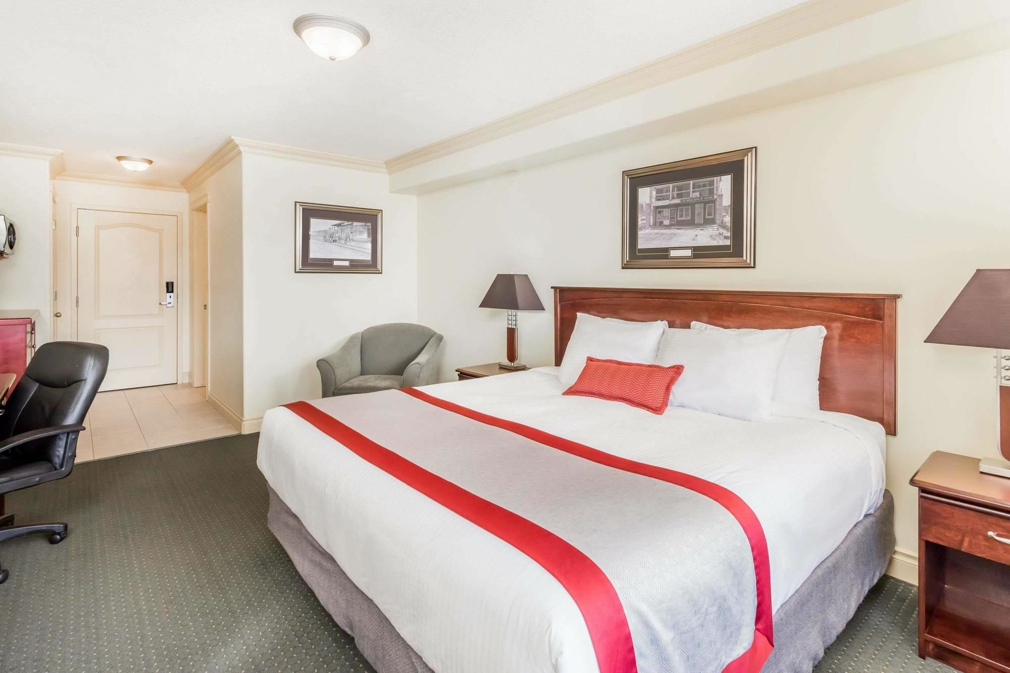 Ramada By Wyndham Hinton Hotel Exterior foto