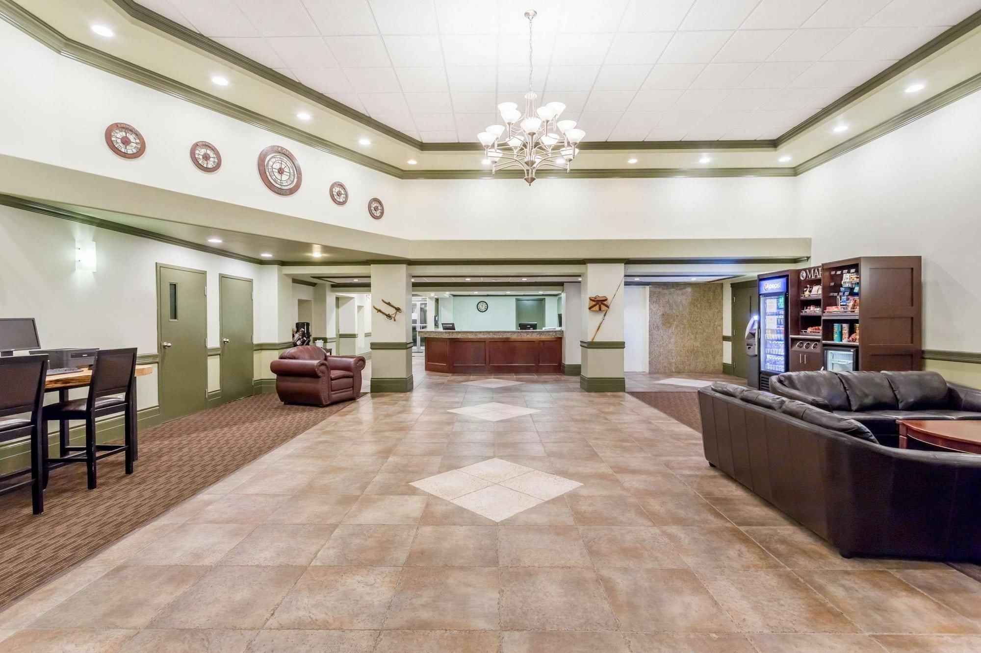 Ramada By Wyndham Hinton Hotel Exterior foto
