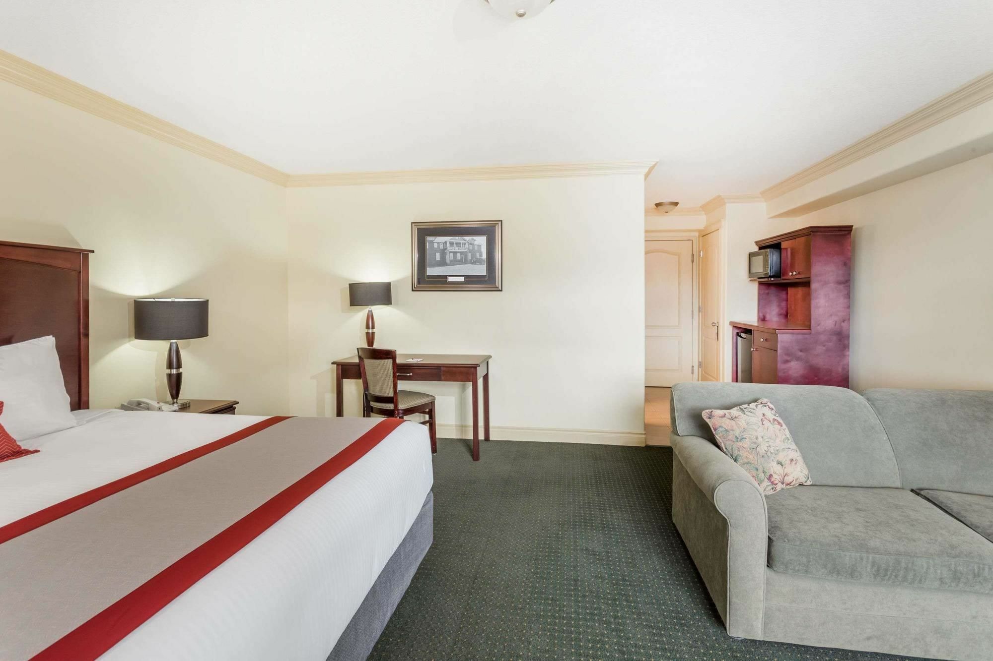 Ramada By Wyndham Hinton Hotel Exterior foto