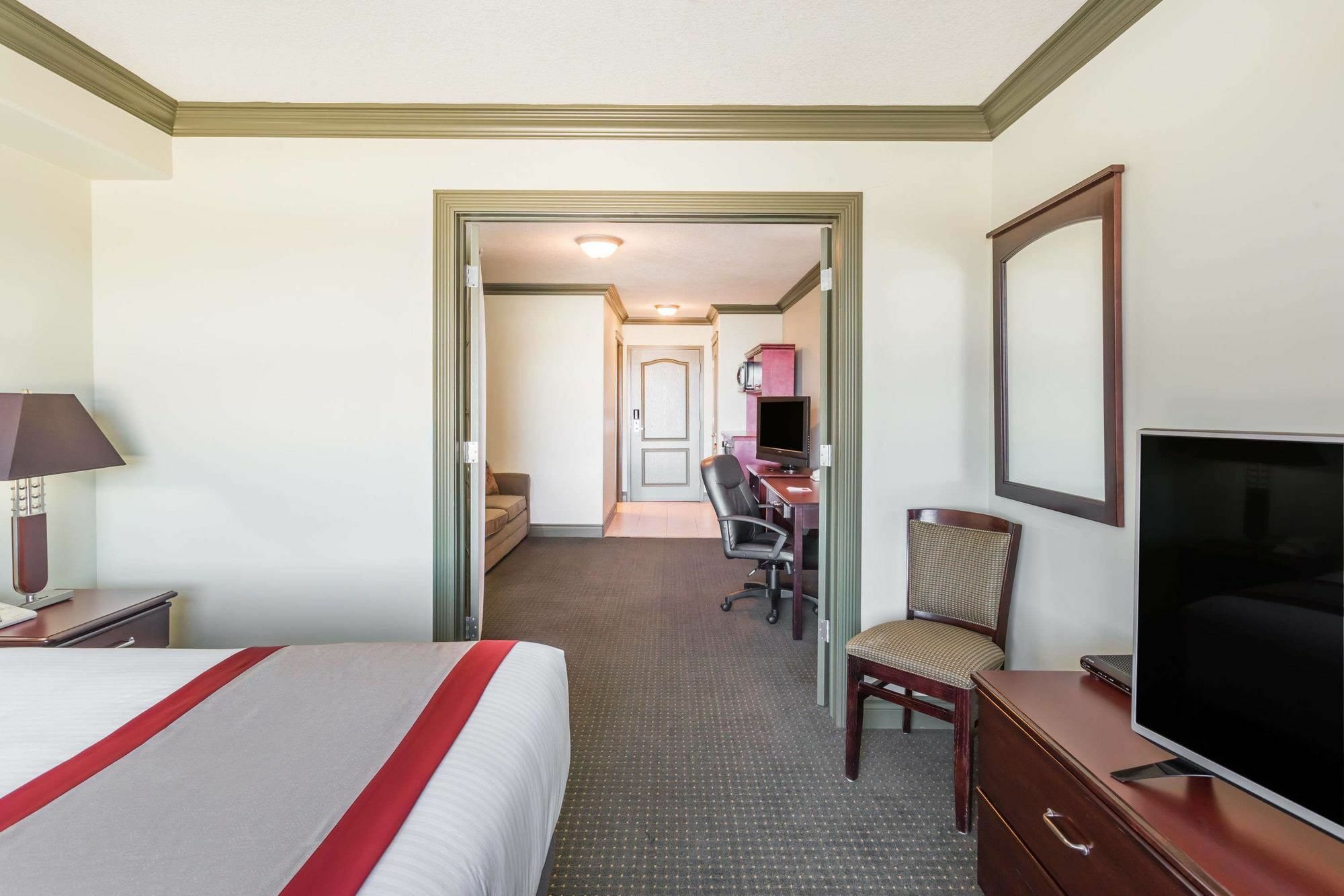 Ramada By Wyndham Hinton Hotel Exterior foto